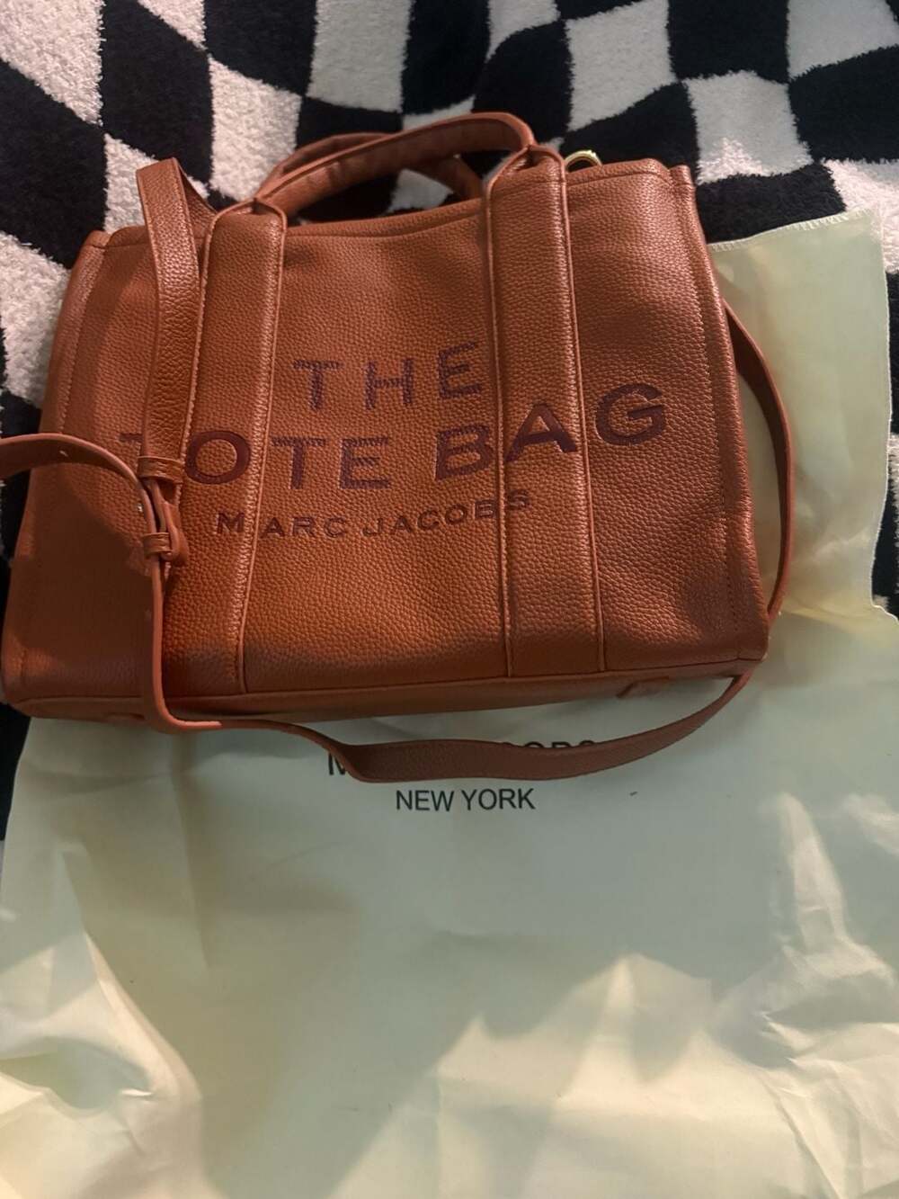 Marc Jacobs The Leather Medium Tote Bag in Argan Oil